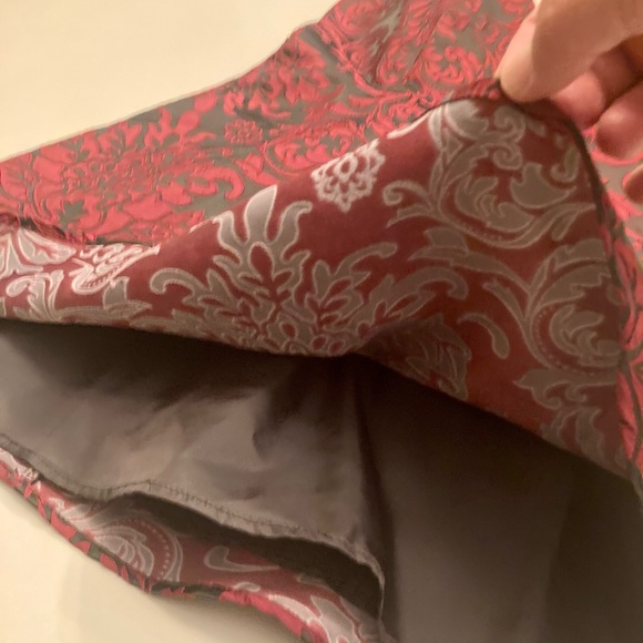 The brand is forever 21 , it’s Matte black with red velvet details, it’s medium - Picture 2 of 3